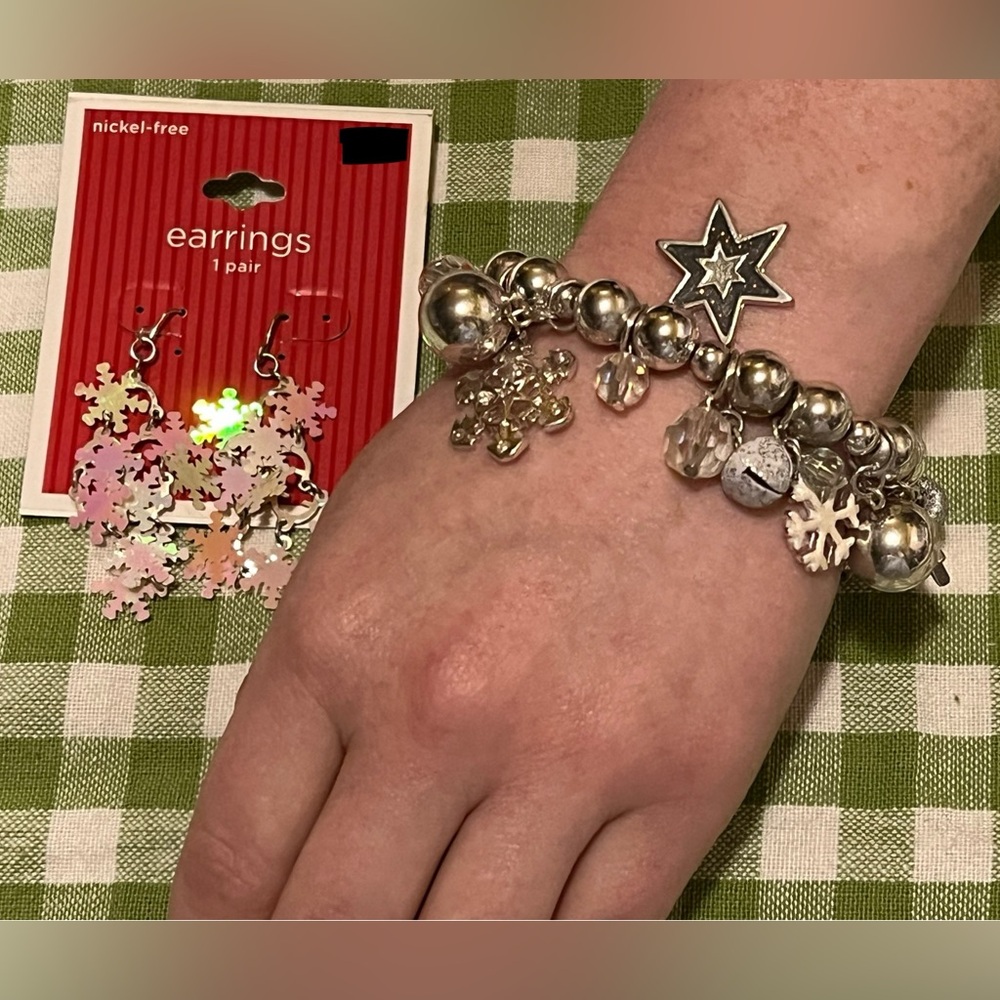 WOMEN’S SNOWFLAKE EARRINGS & BRACELET SET.
